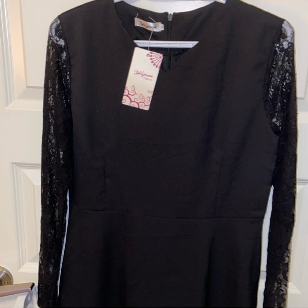 Elegant Black Lace Sleeve Top - Picture 3 of 3